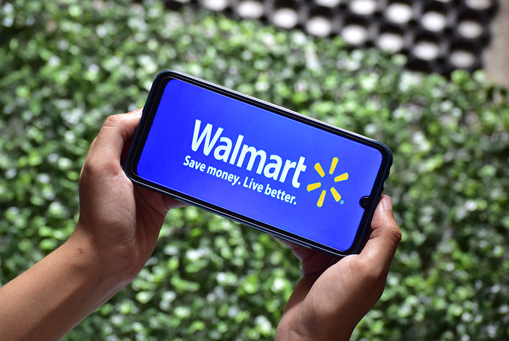 walmart to issue staff free smartphones with work-focused app